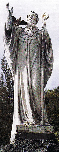 Statua di San Colombano alle porte di Bobbio